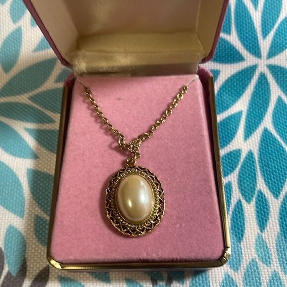 Jewelry - Gorgeous Vintage 1928 Gold Tone Oval Faux Pearl Pendant Necklace